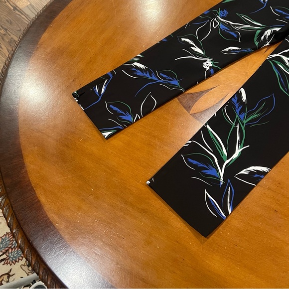 NEW Chico’s Brigitte Easy Bloom Slim Ankle Pant Black/White Floral Size 0/US 4 - Picture 7 of 16